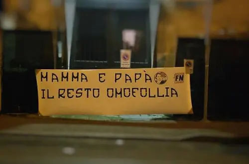 Parma, striscione di Forza Nuova sotto casa del sindaco Pizzarotti