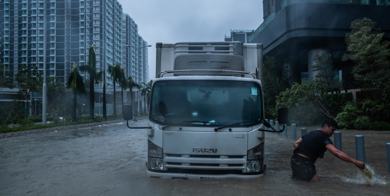 Il tifone Mangkhut raggiunge Hong Kong: numerose vittime nelle Filippine