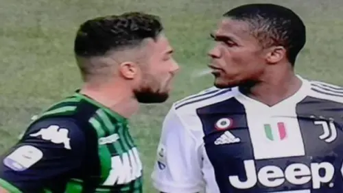 Follia Douglas Costa, ecco il video dello sputo a Di Francesco