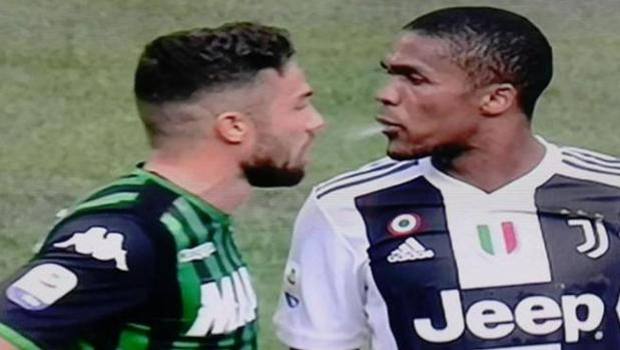 Follia Douglas Costa, ecco il video dello sputo a Di Francesco