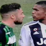 Follia Douglas Costa, ecco il video dello sputo a Di Francesco